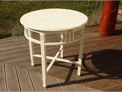 Drewniany bielony stolik w stylu prowansalskim
