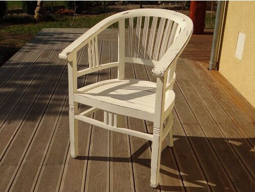 Drewniany bielony fotel w stylu prowansalskim