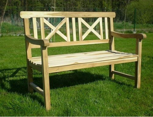 Drewniana klasyczna ławka ogrodowa z drewna egzotycznego