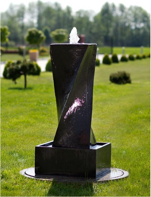 Czarna skręcona fontanna ogrodowa