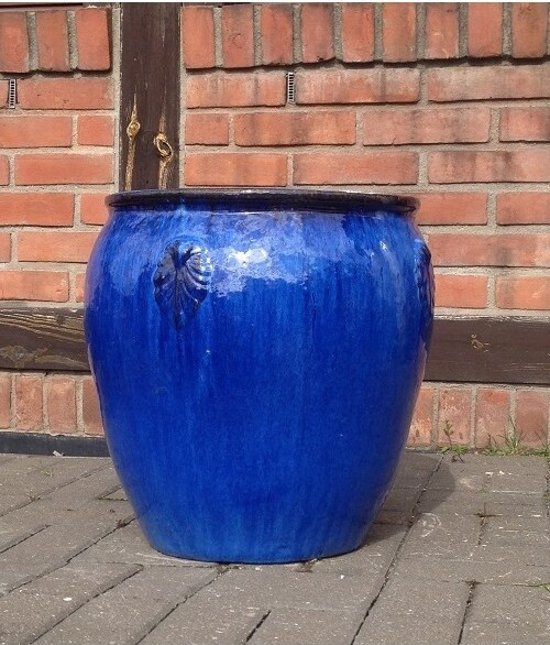 Donica szkliwiona dzban z ornamentem niebieski