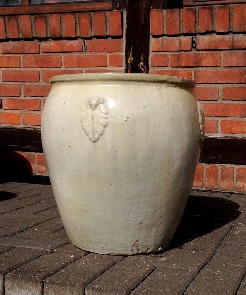 Donica szkliwiona dzban z ornamentem kremowy