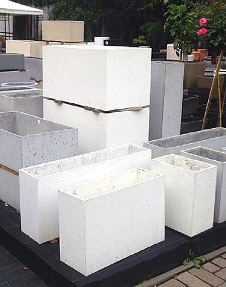 Betonowa biała donica ścianka